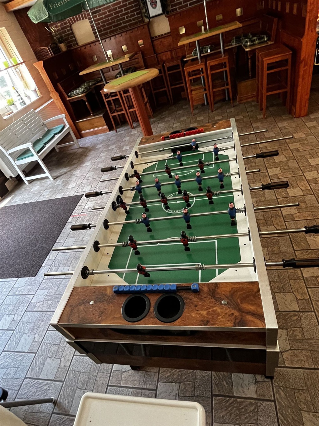 Eine große, an die Wand montierte Spielwand mit mehreren Zielmechanismen und Holzverkleidungen.